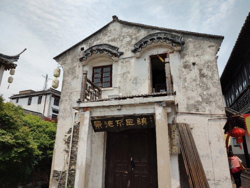 逃离违建房屋9
